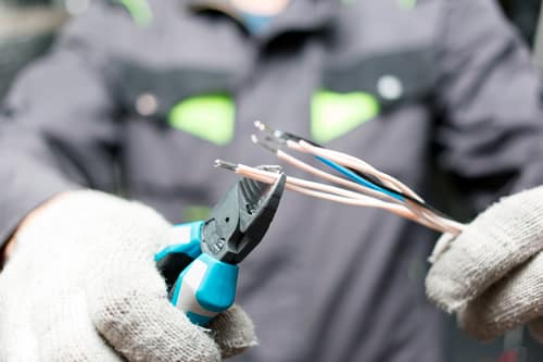 sahkomies tekee sahkoasennuksia sipoossa