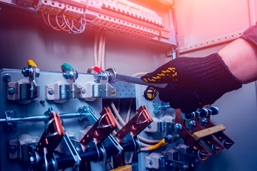 jtk sähkön sähkömies tekee sähköasennusta tuusulassa